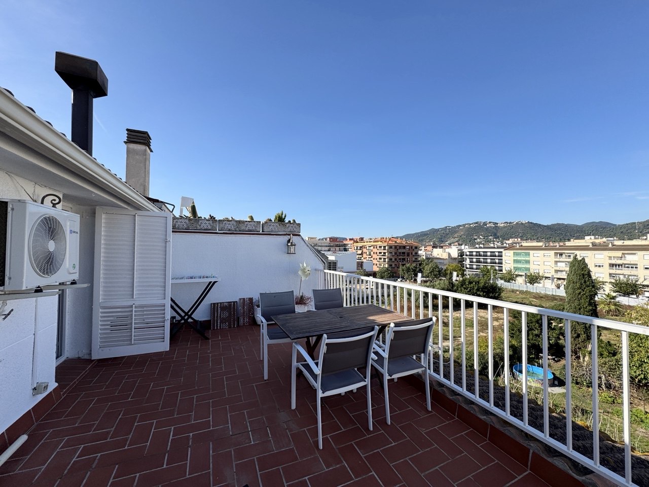 Bright duplex penthouse with terrace in Pineda de Mar